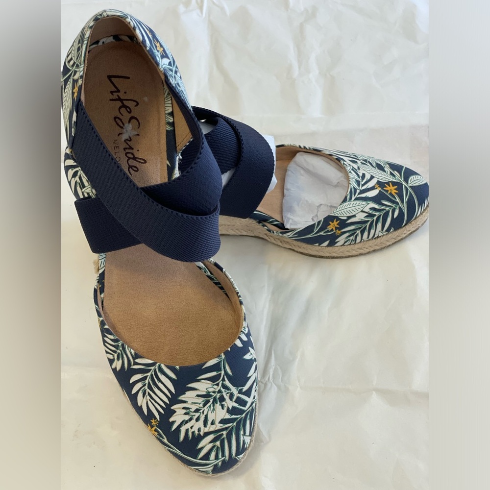 NWOB Life Stride Women's Navy Bold Floral Espadrille Shoes in size 9.5